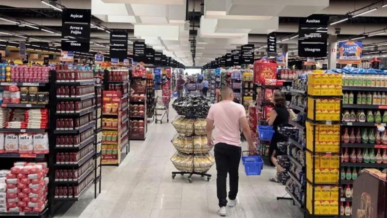 Supermercados observam como o consumidor está mudando suas escolhas, diz Abras