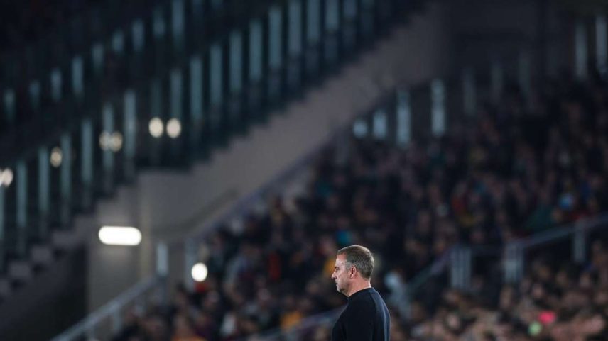 Hansi Flick, técnico do Barcelona, em partida contra o Atlético de Madrid no início de abril -