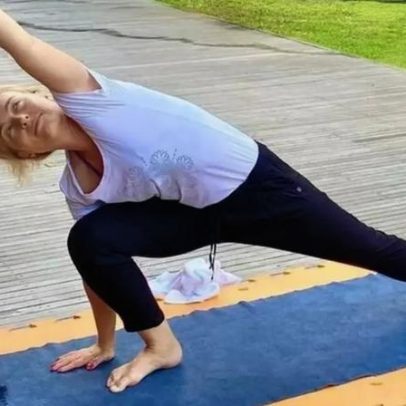 Praticar ioga ajuda a relaxar e pode melhorar o sono após os 50