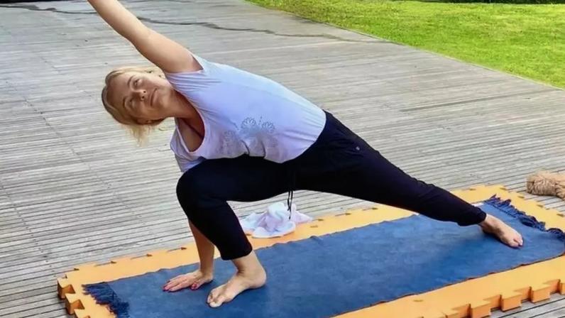 Praticar ioga ajuda a relaxar e pode melhorar o sono após os 50