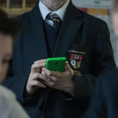 Reino Unido propõe lei para banir telefones móveis em escolas da Inglaterra