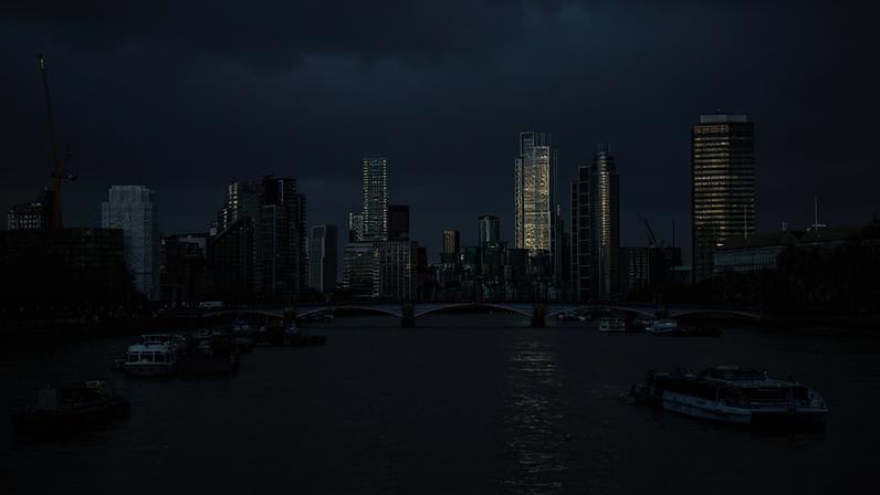 Economia britânica sofre abalos; Trump empata conforme queda de riscos de guerra