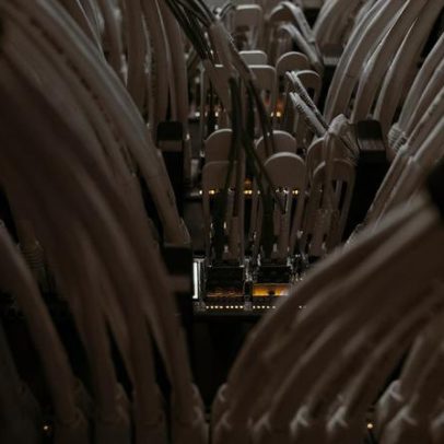 Lucro da Eoptolink sobe com alta demanda por componentes de IA