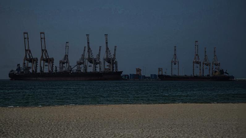 Irã abre Estreito de Hormuz; Trump diz haver avanços nas negociações