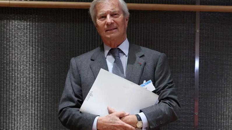 O bilionário francês Vincent Bolloré durante o inquérito parlamentar sobre a radiodifusão pública na Assembleia Nacional em Paris, em 24 de março de 2026.