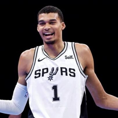 Wembanyama brilha e Spurs vencem Blazers para abrir vantagem nos playoffs