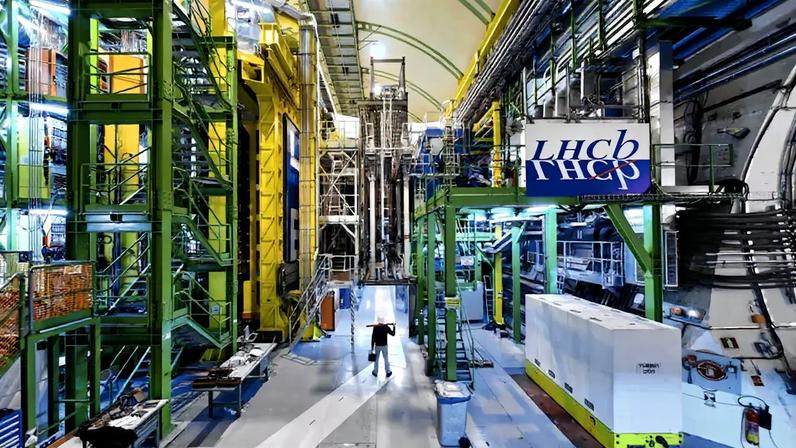 Instalações do experimento LHCb no Grande Colisor de Hádrons: dados indicam que o comportamento de algumas partículas subatômicas não está de acordo com as previsões do Modelo Padrão, nossa melhor, mas ainda incompleta, teoria na área de física de partículas CERN