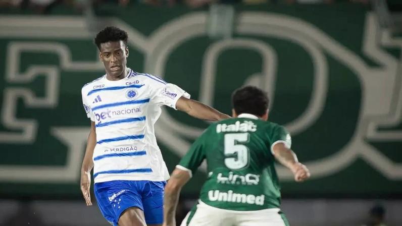Jogadores de Cruzeiro e Goiás em duelo pela Copa do Brasil