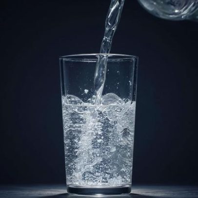 Água gelada: o que acontece no corpo e seu efeito no peso
