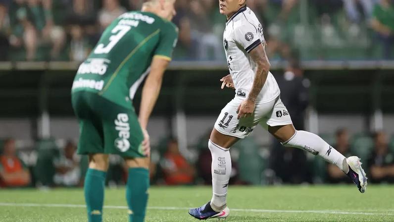 Matheus Martins comemorando um dos gols do Botafogo