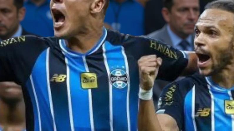 Jogadores comemorando gol do Grêmio.