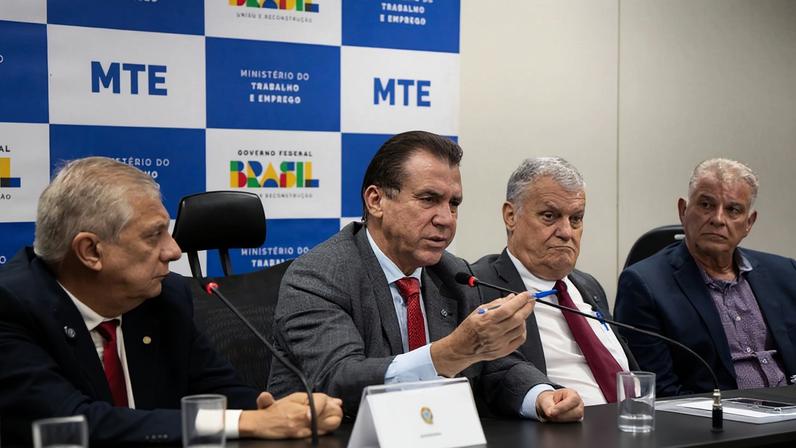 O ministro do Trabalho e Emprego, Luiz Marinho, durante reunião com deputados, dirigentes e representantes de sindicatos de taxistas de diversos estados do país.