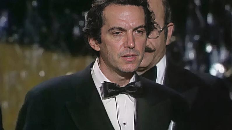 Dean Tavoularis discursa após vencer o Oscar de Melhor Design de Produção em 1975 por 'O Poderoso Chefão: Parte 2'