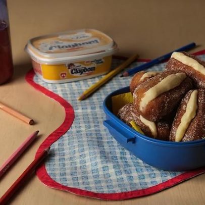 Versão caseira com bisnaguinha oferece pão rápido e sabor viciante