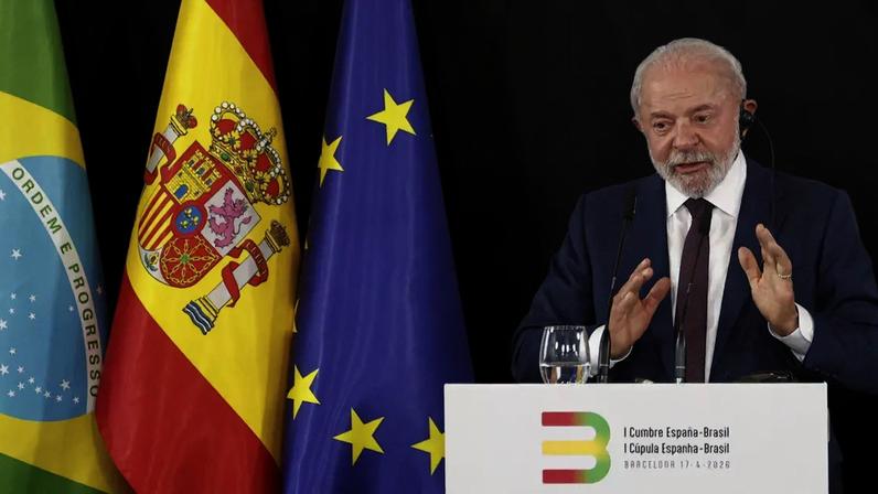 O presidente brasileiro Luiz Inácio Lula da Silva concede entrevista coletiva durante a Cúpula Espanha-Brasil em Barcelona, ​​na Espanha, em 17 de abril de 2026.