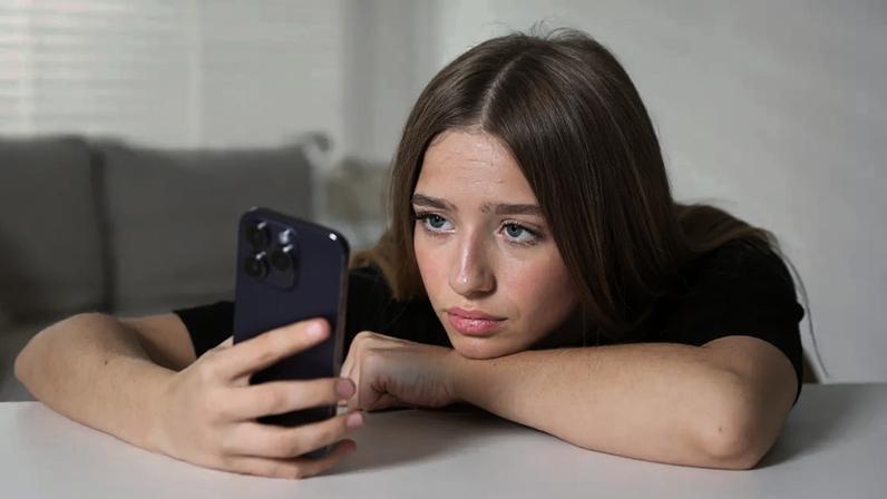 Entenda por que a tristeza entre adolescentes tem crescido e como redes sociais, rotina acelerada e fatores sociais impactam a saúde mental