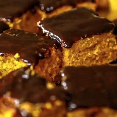 Calda do bolo de cenoura: como acertar na textura ideal