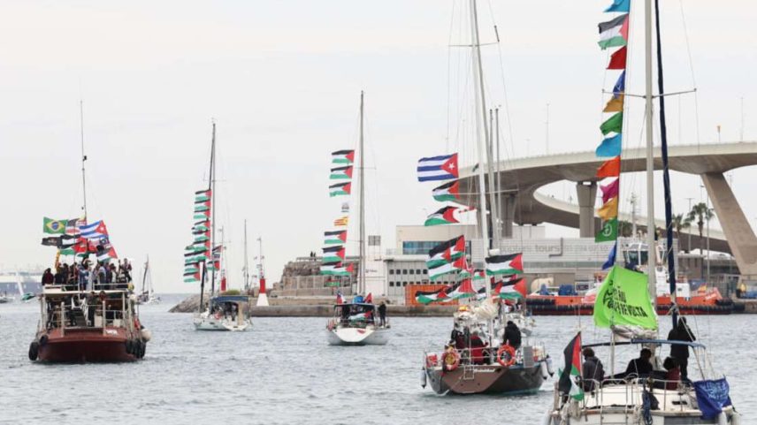 Os barcos de uma nova frota humanitária com destino à Faixa de Gaza partem do Port Vell, em Barcelona, em abril de 2026.