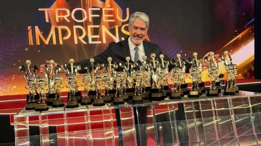 William Bonner visita o SBT para buscar 33 troféus do Troféu Imprensa e homenageia a equipe do Jornal Nacional. Veja os detalhes desse reencontro