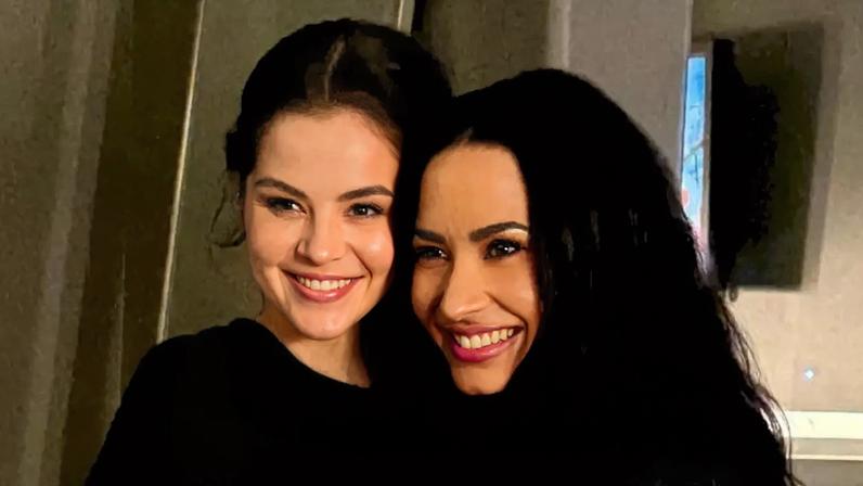Selena Gomez revela que ficou em "prantos" ao prestigiar abertura da turnê de Demi Lovato