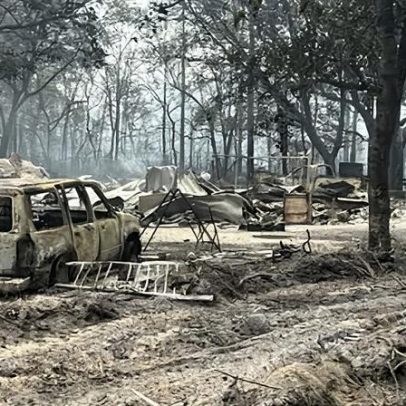 Incêndios no sul dos EUA forçam moradores a fugir de casa