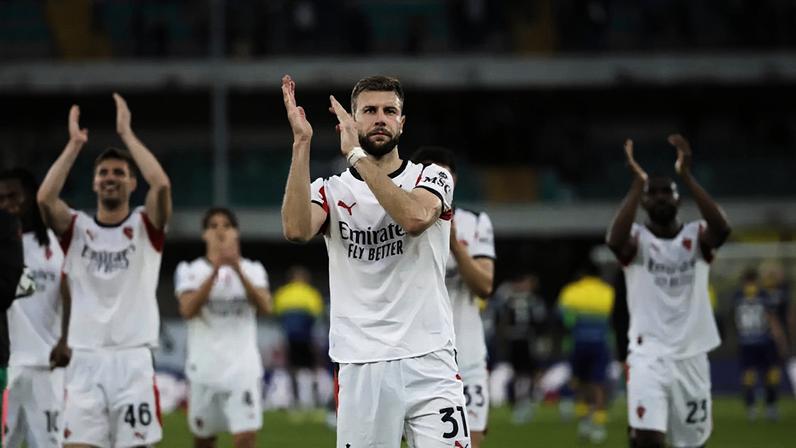 Jogadores do Milan celebram vitória sobre Verona neste domingo