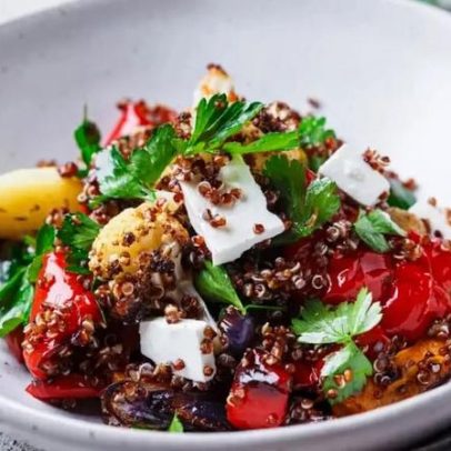 Salada morna com 5 receitas ricas em proteínas para o almoço