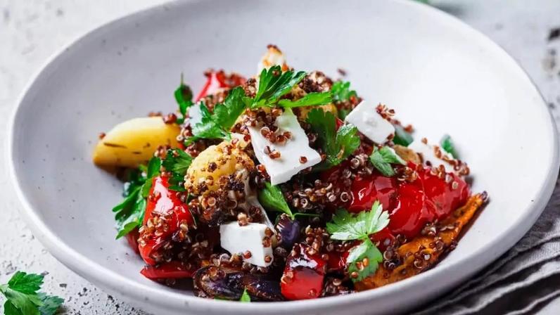 Salada morna de quinoa com vegetais