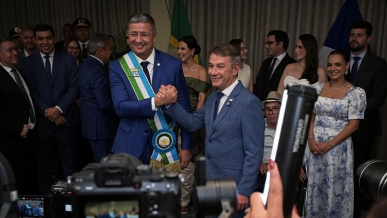 Edilson Damião e Antônio Denarium na transmissão de cargo em março deste ano | Divulgação/Governo de Roraima