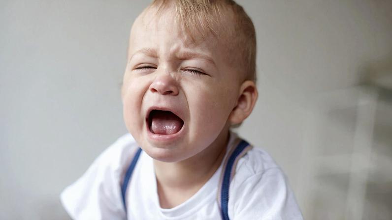 O bebê está cansado, mas parece lutar contra o sono? Entenda o que pode estar acontecendo — Foto: Freepik