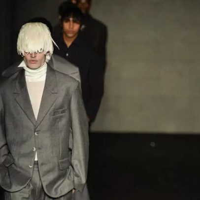 Lucas Leão usa alfaiataria oversized com toque carnavalesco no Rio Fashion Week