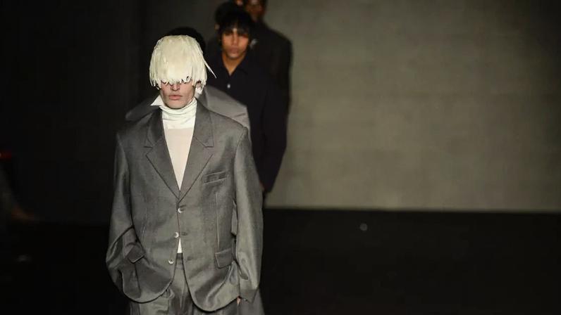 Lucas Leão usa alfaiataria oversized com toque carnavalesco no Rio Fashion Week