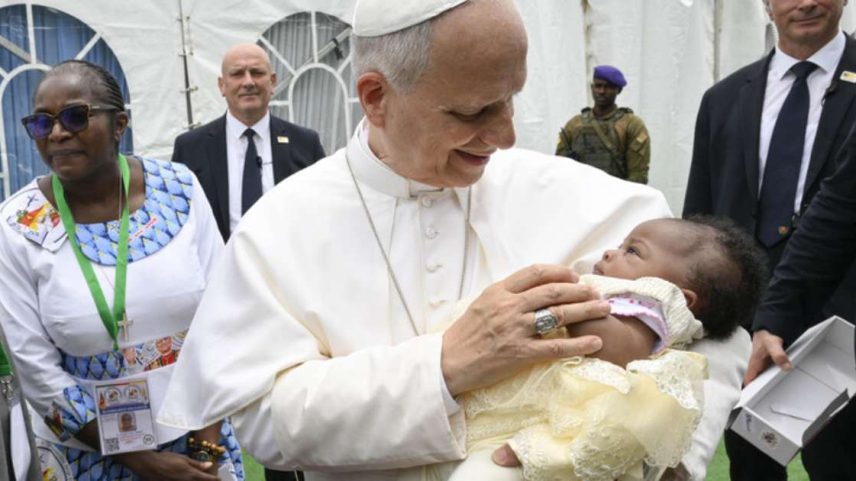 Leão XIV segura bebê em Yaoundé, em Camarões