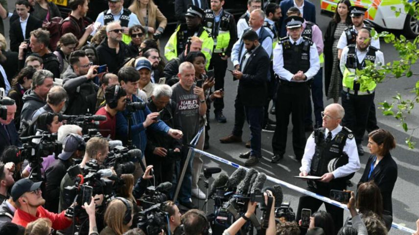 O Comissário da Polícia Metropolitana, Mark Rowley (2º à direita), faz uma declaração à imprensa no bairro de Golders Green, no norte de Londres, em 29 de abril de 2026, após duas pessoas terem sido esfaqueadas e um suspeito ter sido preso.