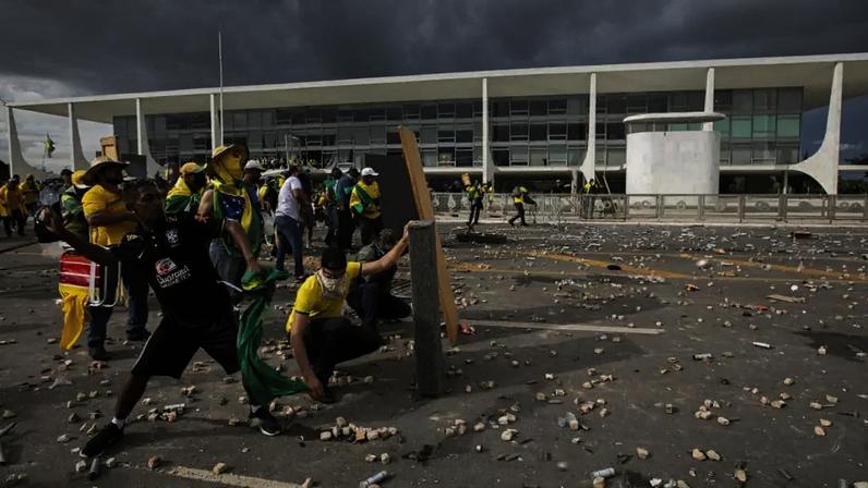 Manifestantes atiram pedras em Brasília no 8 de Janeiro