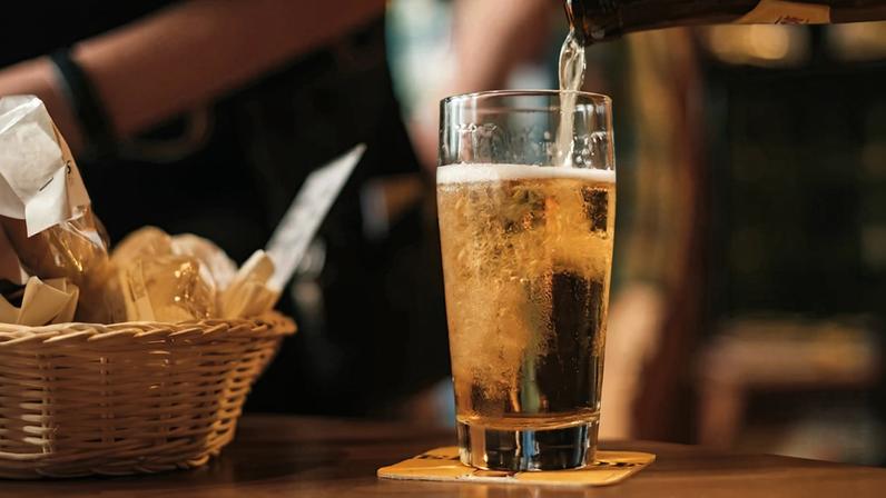 Fotografia de um copo de cerveja.
