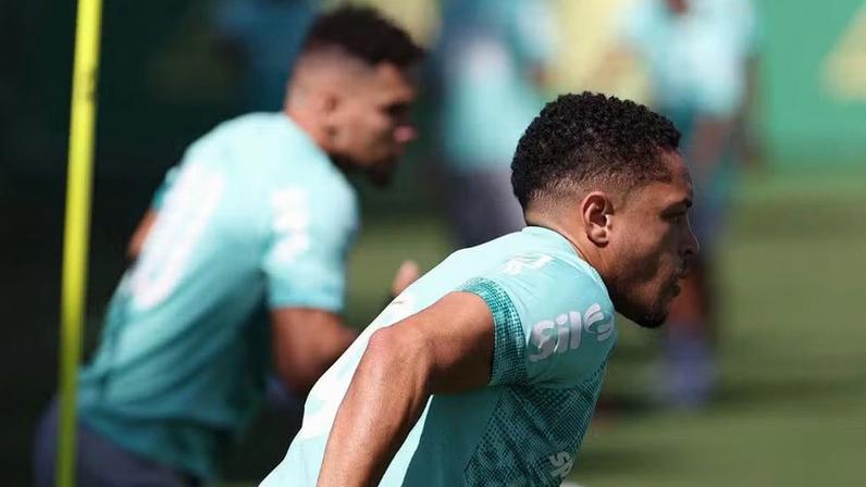 Vitor Roque e Paulinho durante treino do Palmeiras na Academia de Futebol — Foto: Cesar Greco
