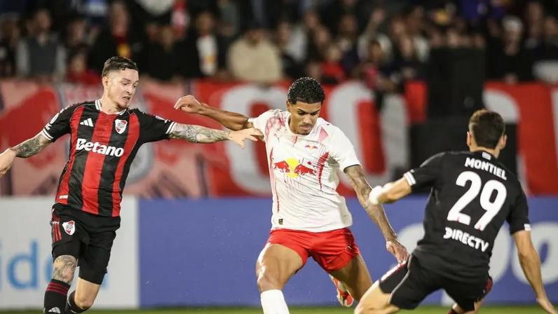 Lucas Barbosa, jogador do Red Bull Bragantino, em partida contra o River Plate, pela Sul-Americana.