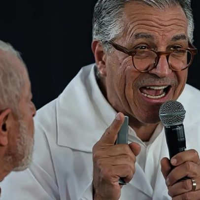 Ministro da Saúde critica Flávio Bolsonaro, dizendo que é antivacina