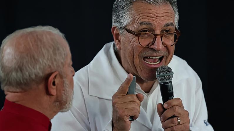 Ministro da Saúde, Alexandre Padilha, ao lado do presidente Lula no Rio de Janeiro