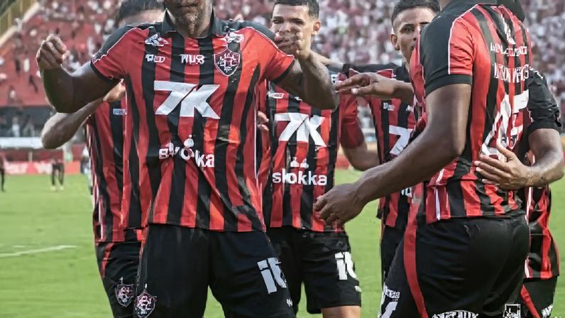 Jogadores do Vitória comemorando um gol.