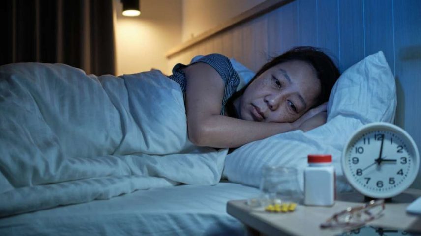 Acordar durante a noite é uma parte normal do sono, mas estes despertares se tornam um problema maior quando duram mais tempo ou começam a acontecer na mesma hora todas as noites, afetando o descanso. tigercat_lpg/Shutterstock