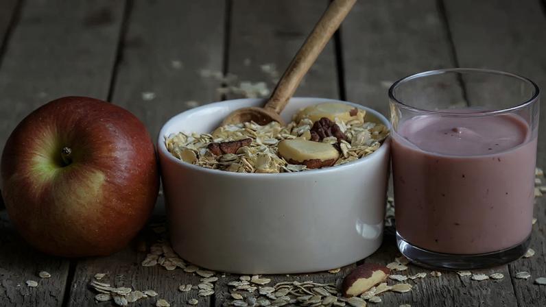 Feito em apenas cinco minutos e com seis ingredientes, o overnight oats consiste em uma mistura de aveia com frutas que garante saciedade