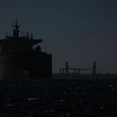 Trump celebra reabertura do estreito de Hormuz; Irã avisa que pode fechar