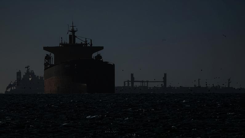 Trump celebra reabertura do estreito de Hormuz; Irã avisa que pode fechar