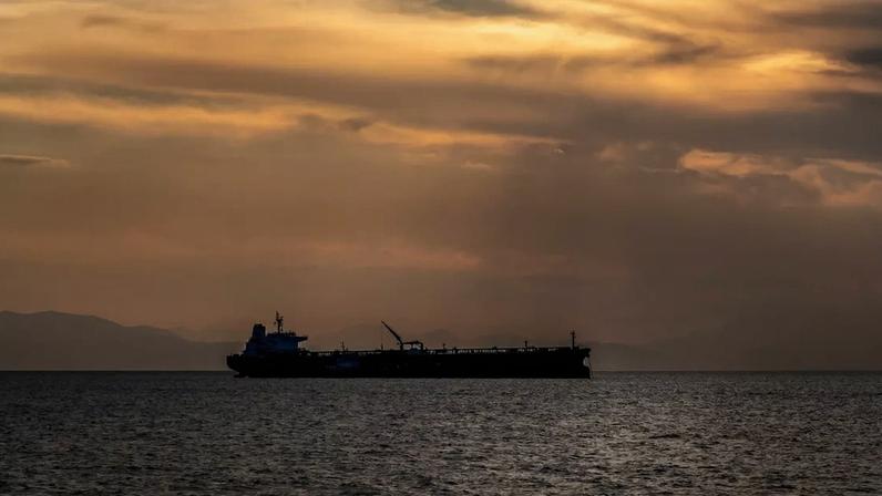 Petroleiro no mar ao pôr do sol