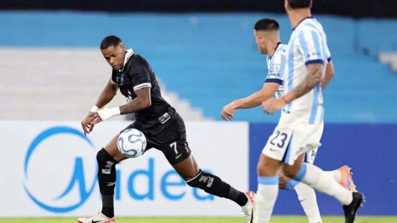 Júnior Santos segue em atividade em canchas argentinas –