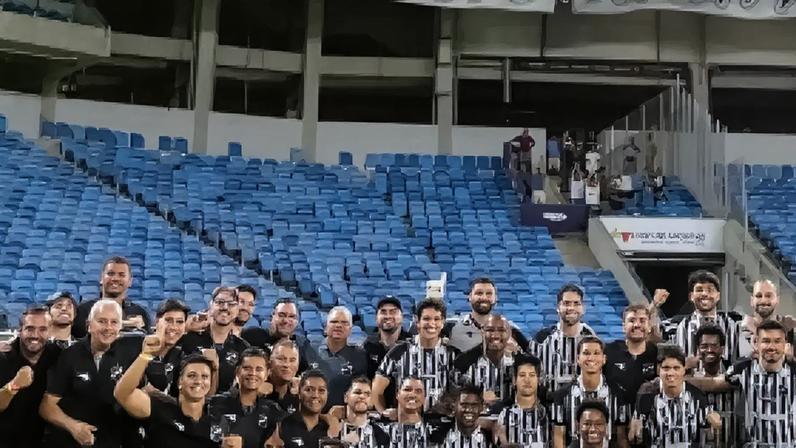 Equipe do ABC comemorando vitória sobre o América