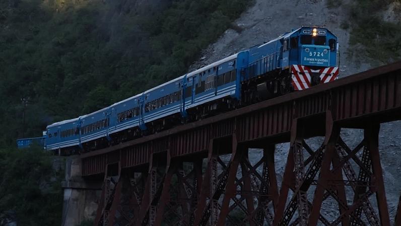 Na Argentina, um trem impressiona ao cruzar regiões tão altas que parecem tocar as nuvens. A experiência combina paisagens únicas e uma boa dose de aventura.
