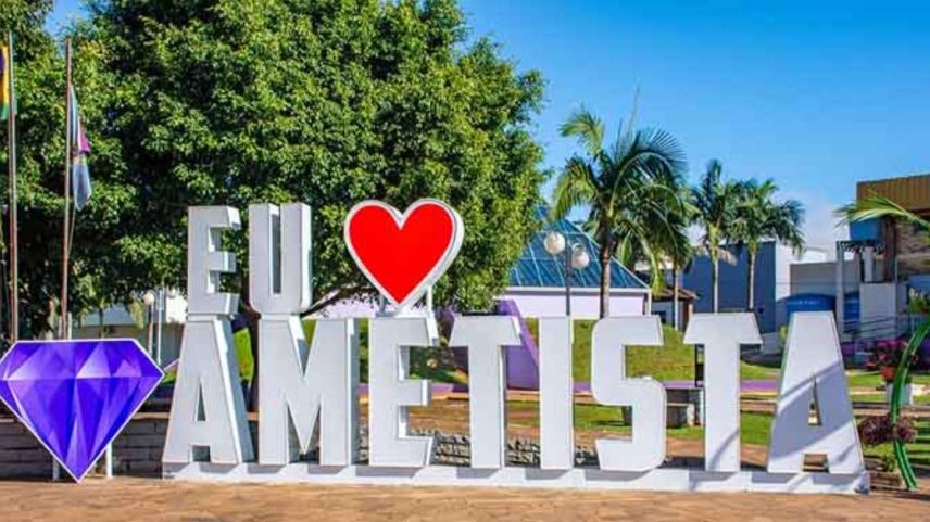 Igreja com revestimento de ametista ganha destaque em cidade brasileira